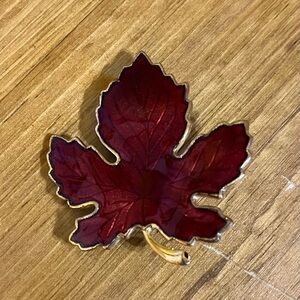 Vtg red enamel leaf brooch gold tone backing roll over clasp 1 1/2 x 1 1/2 inch